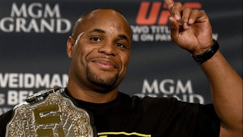 Daniel Cormier selgitab Eric Trumpi säutsu, ütleb, et see oli häkitud ja soovib, et inimesed mõtleksid loogiliselt