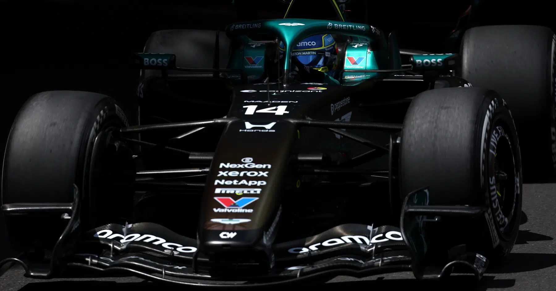 Fernando Alonso naljatab Aston Martini märkimisväärse taastumise üle pärast F1 läbimurret