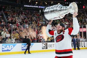 Hurricanes kasutab lämmatavat kaitset, et lüüa Golden Knights 6. mängus 3:0 ja võita Stanley karika