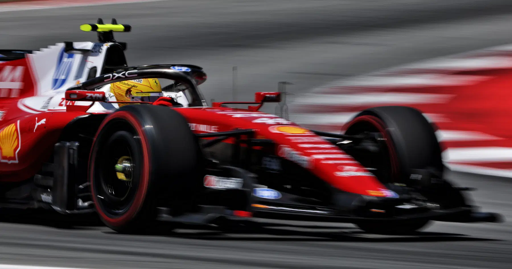 Lewis Hamilton kindlustas Barcelonas Ferrarile emotsionaalse võidu, kui Mercedes langeb