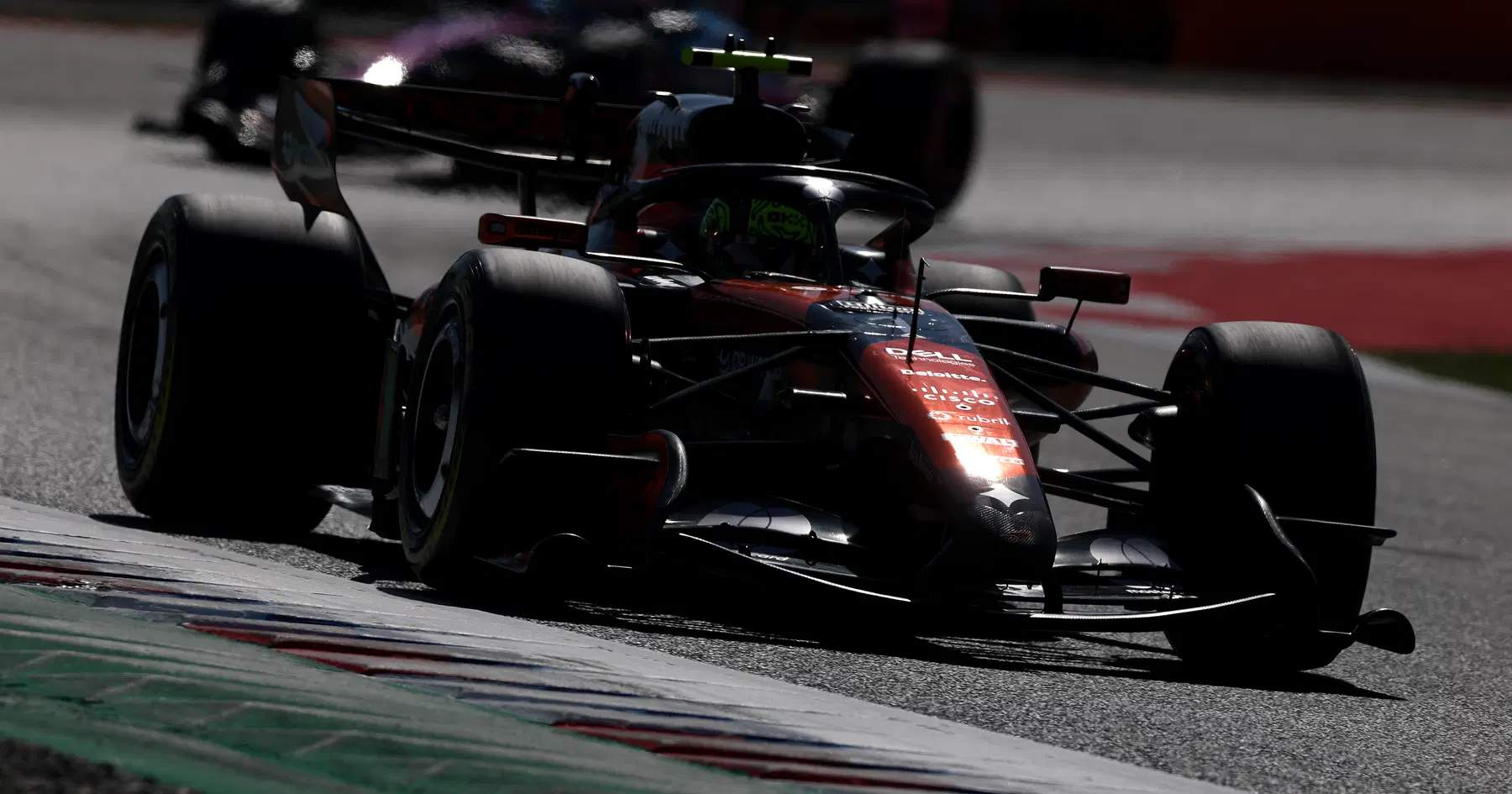 McLaren võitleb Barcelona FP2-s taastuva tempoga, nagu Lewis Hamilton