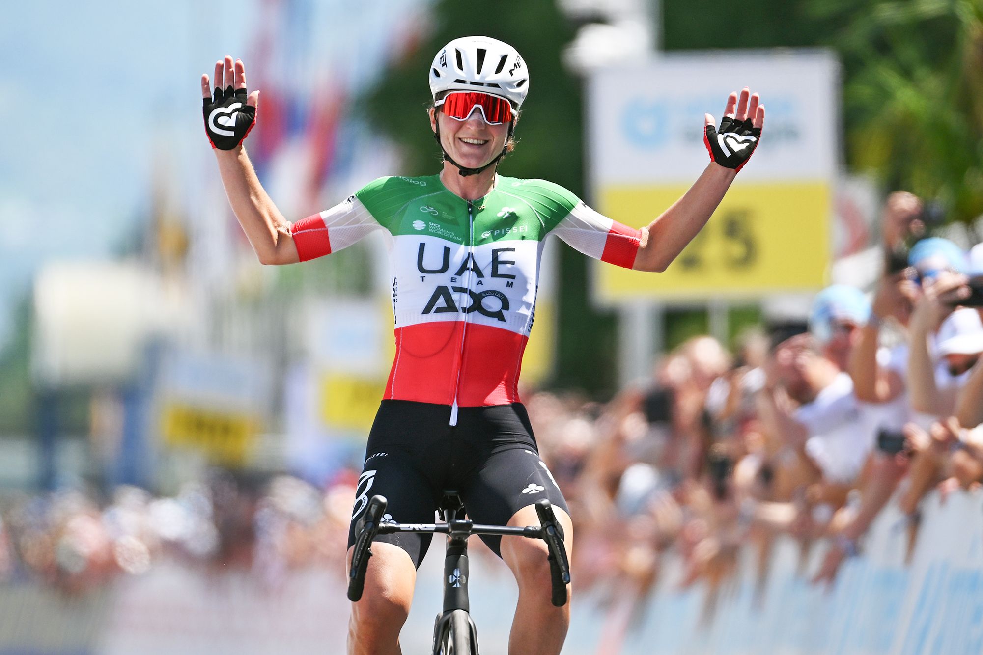 Naiste Tour de Suisse: Elisa Longo Borghini võitis 2. etapi ja võtab GC juhtima rünnakuga viimasel tõusul Locarnos