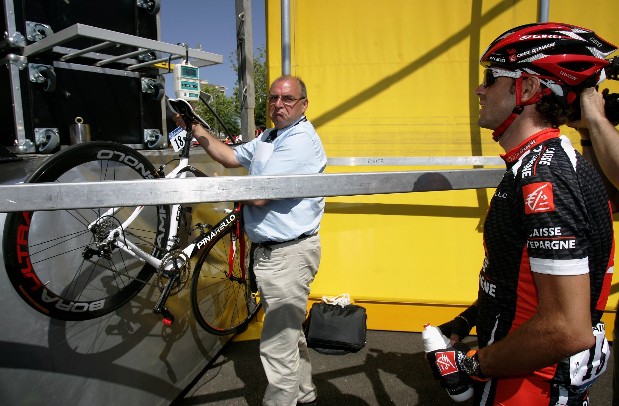 "Nüüd teavad kõik, et need rattad on väga kerged. Kahju, et sportlane pidi selle eest nii palju maksma": salamehaanik tolles Giro d'Italia naiste diskvalifitseerimises