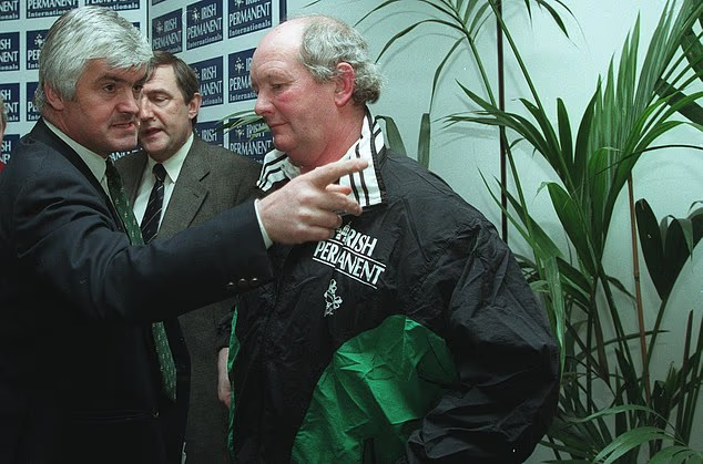 Shambles: Iirimaa peatreener Brian Ashton (paremal) koos meeskonna mänedžeri Pat Whelaniga 1997. aastal