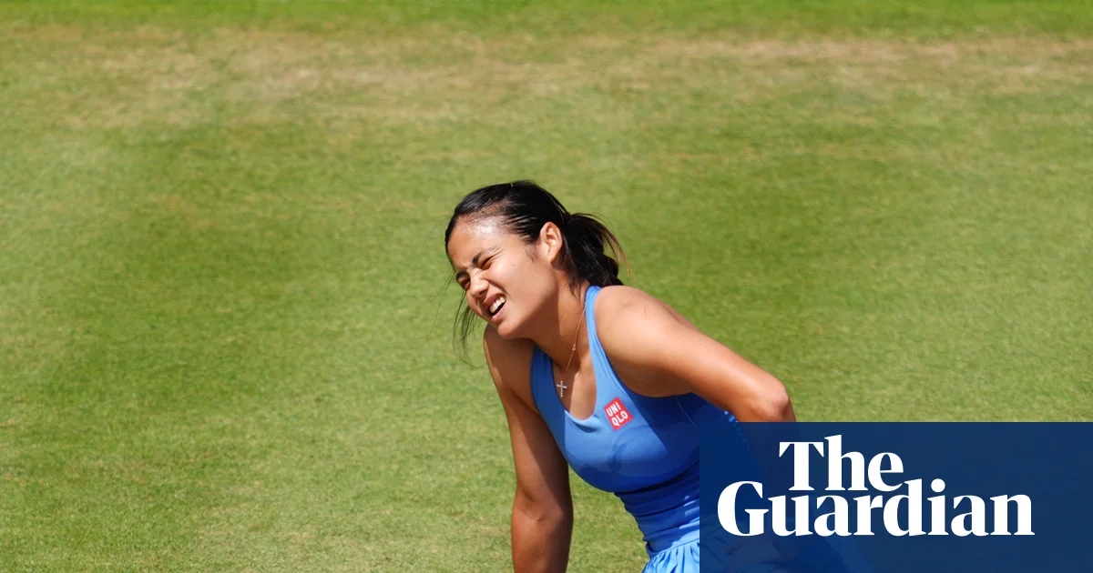 Raducanu sai üle vigastushirmust, et jõuda Rakhimova üle Queen's Clubi poolfinaali | Tennis