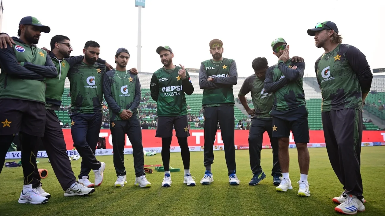 Sarfaraz Ahmed ja Mike Hesson jälgivad Pakistani punaste ja valgete pallide laagreid Lahores asuvas NCA-s