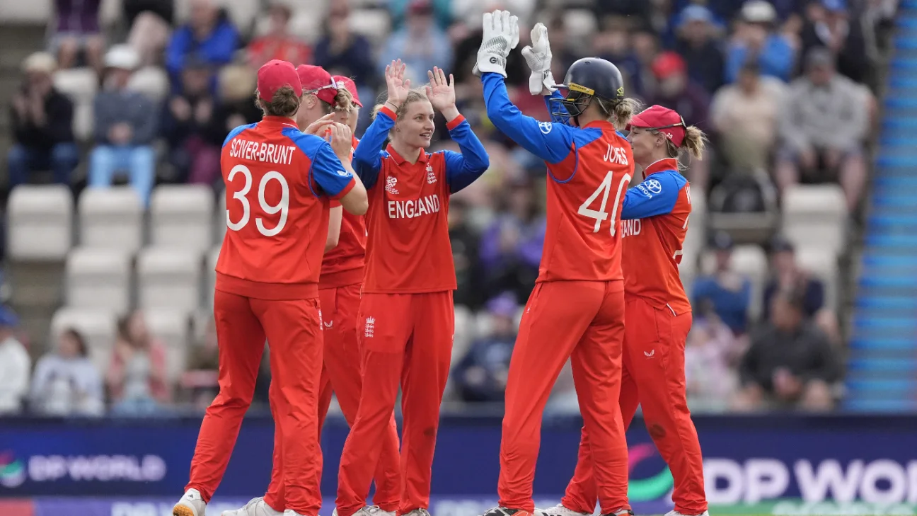 WWC – Sophie Ecclestone: "Charlie Dean on suurepärane kapten, kõik tunnevad end tema all vabalt"