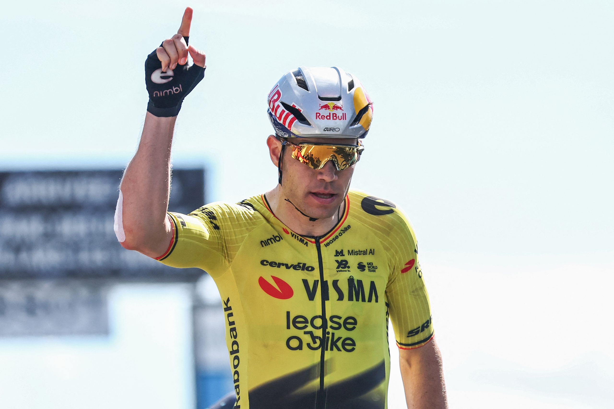 Wout van Aert "võis haigestuda sepsisesse" ja talle tehti nakatunud küünarnuki puhastamiseks operatsioon, mis välistas ta Tour de France'ilt lahkumise